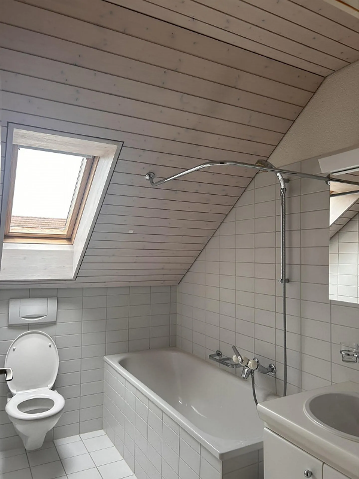 Living in the attic: 3 rooms with cozy loggia - Photo 12 of 16