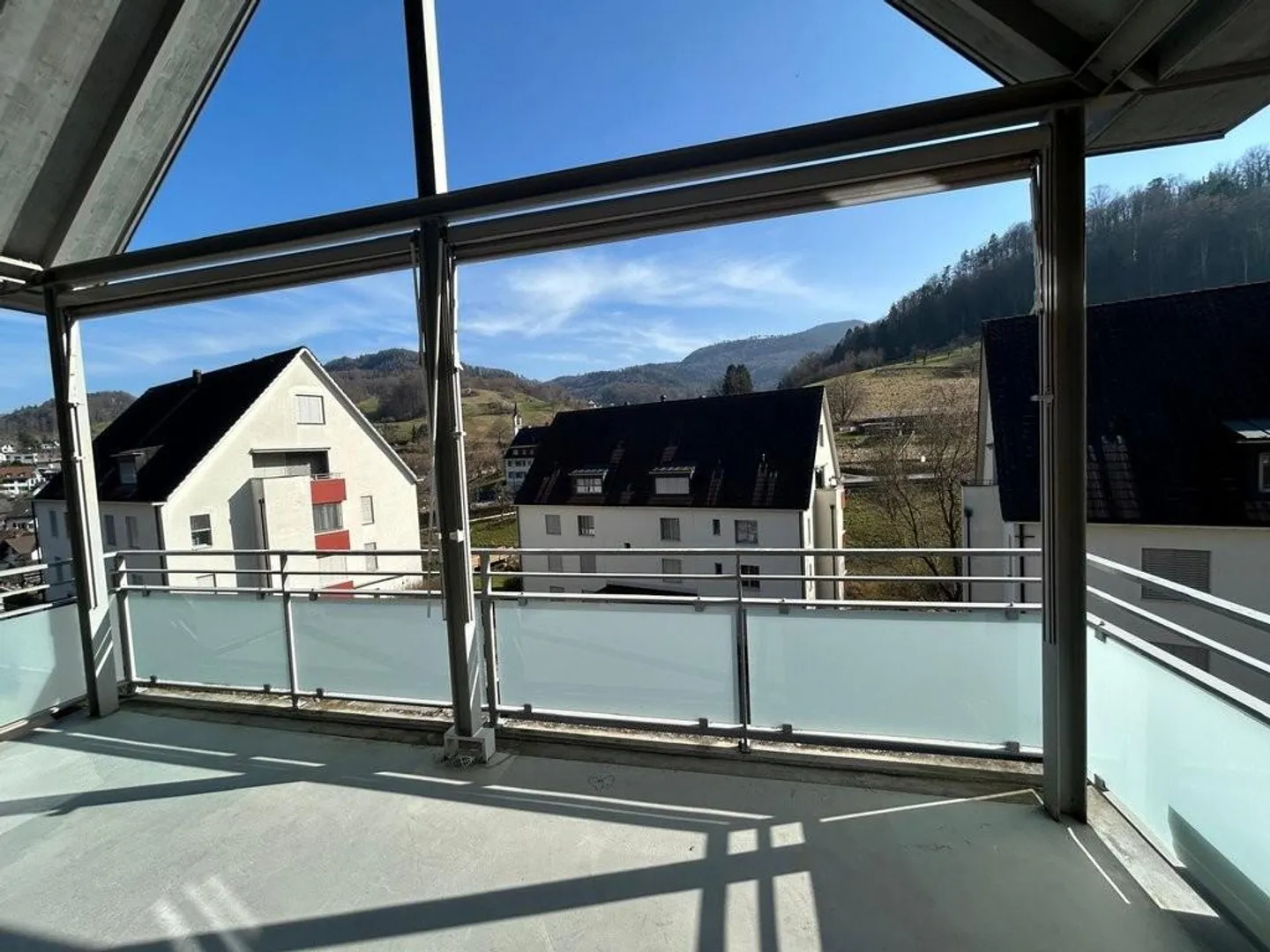 Appartement attrayant de 4,5 pièces avec grand balcon et grenier - Photo 10 sur 12