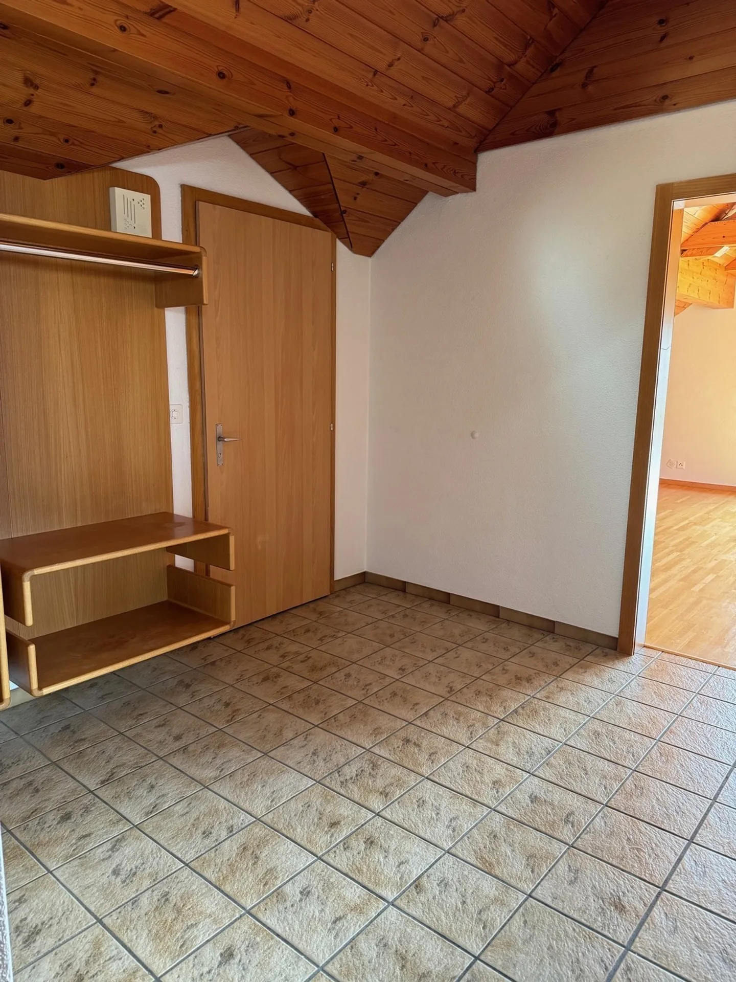 Light-flooded attic apartment - Photo 2 of 10