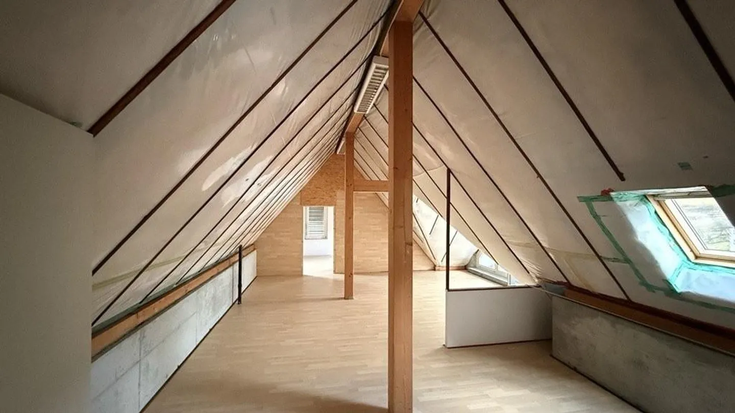 Appartement attrayant de 4,5 pièces avec grand balcon et grenier - Photo 12 sur 12