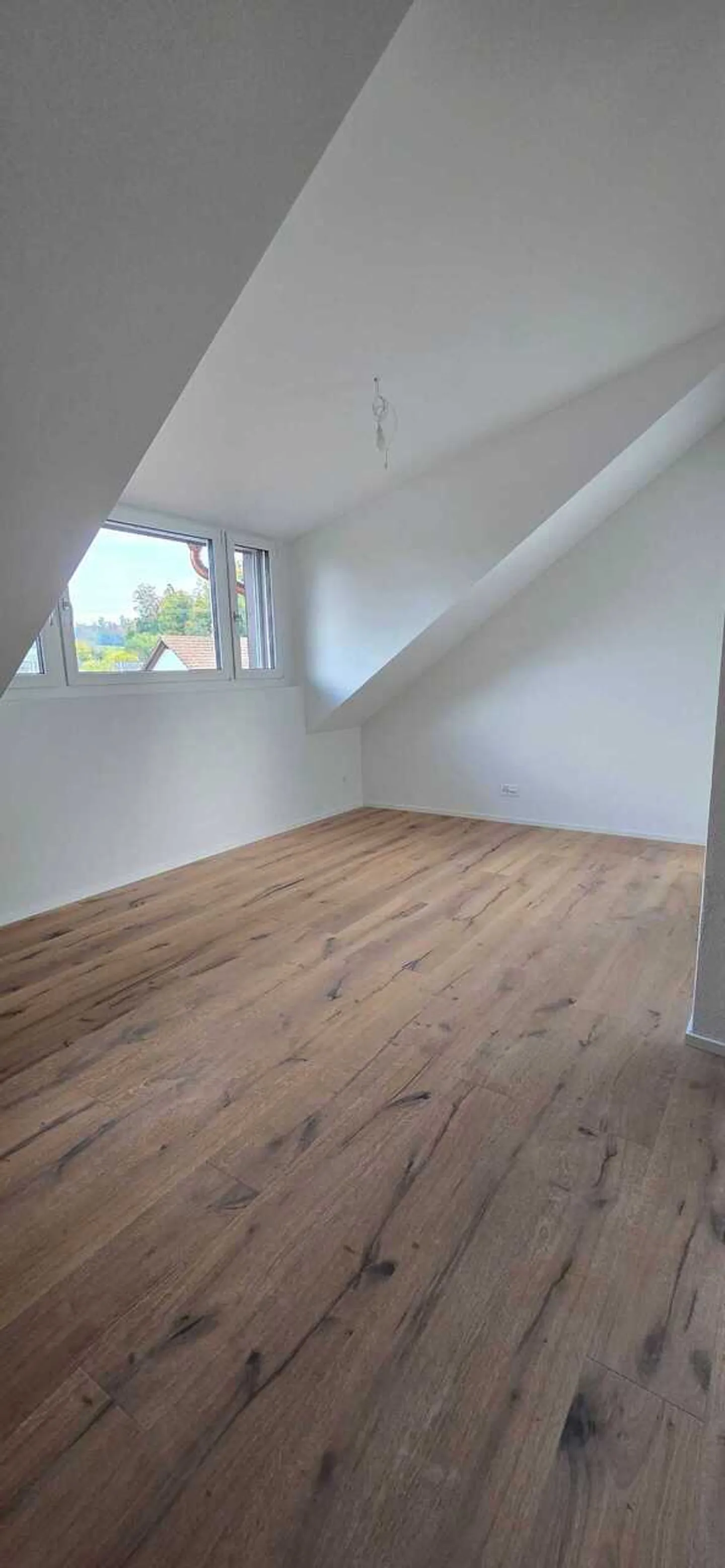Charmante 3.5-Zimmer-Dachwohnung in lichtdurchflutetem Ambiente - Foto 8 von 13