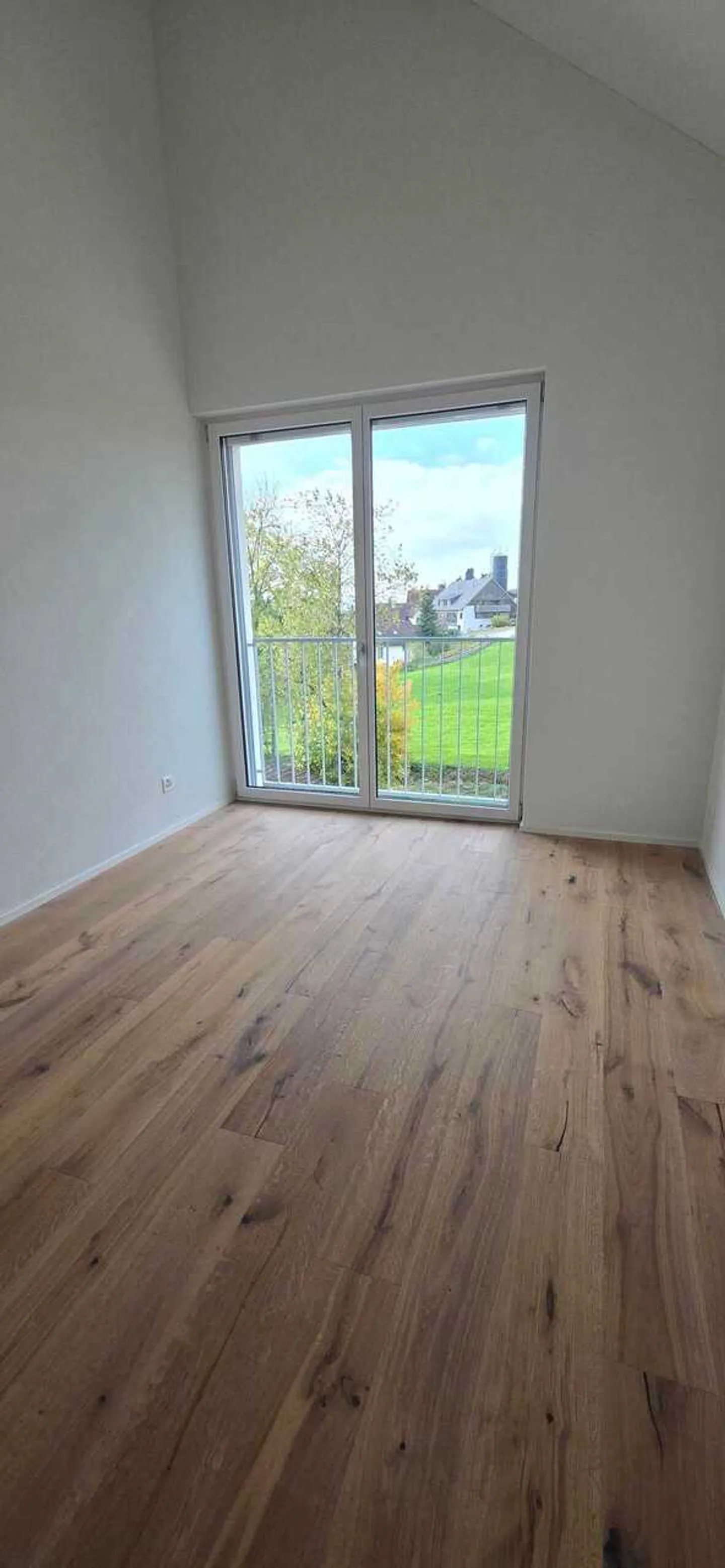 Charmante 3.5-Zimmer-Dachwohnung in lichtdurchflutetem Ambiente - Foto 10 von 13