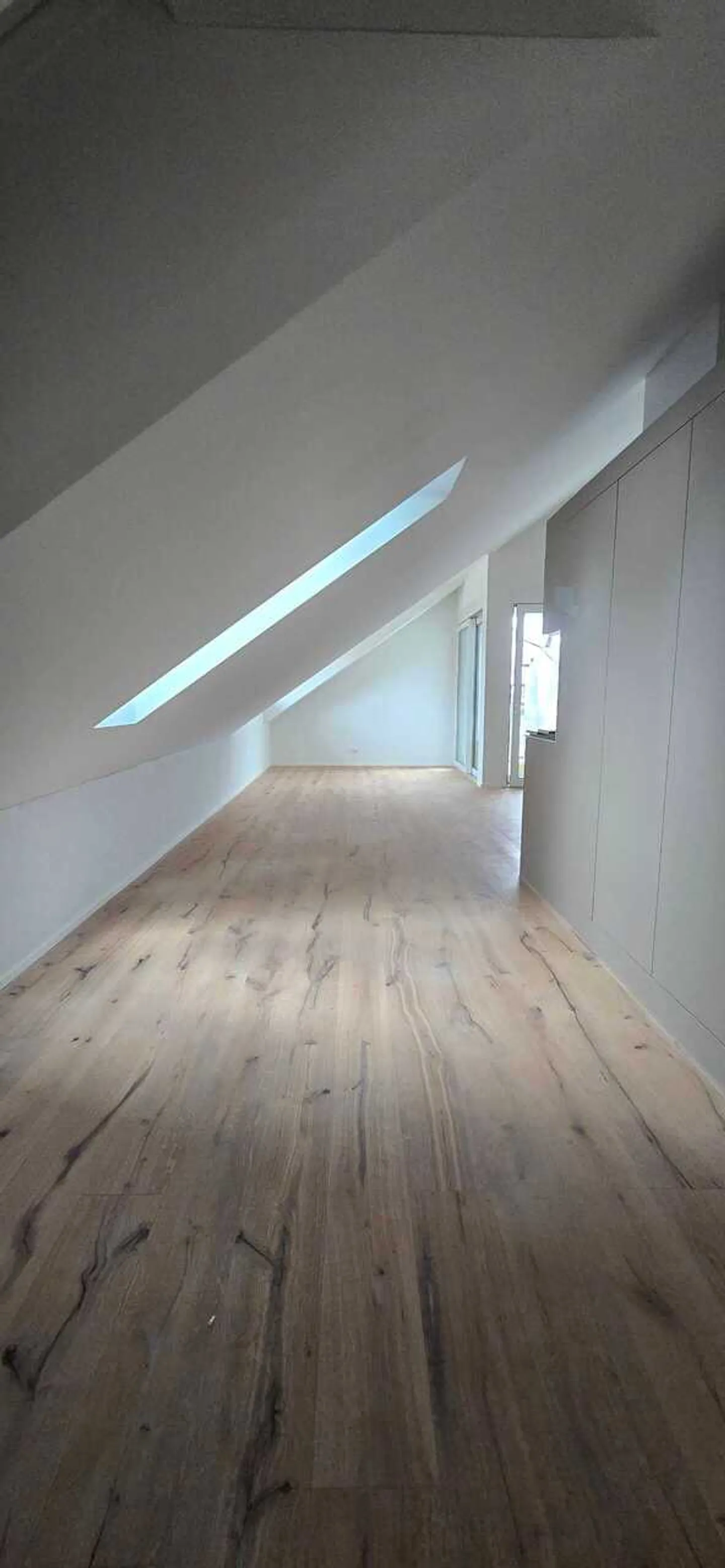 Charmante 3.5-Zimmer-Dachwohnung in lichtdurchflutetem Ambiente - Foto 11 von 13