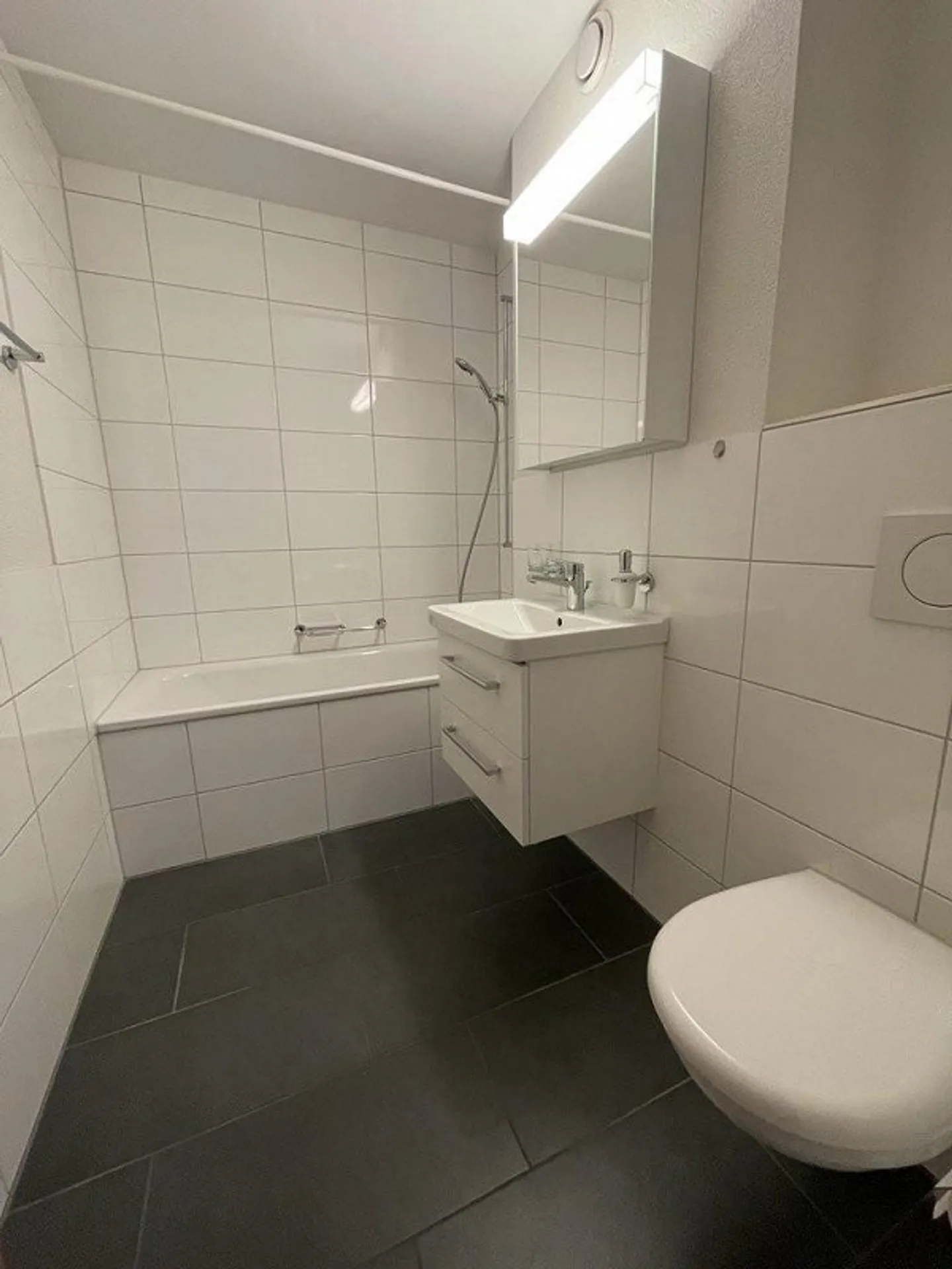 APPARTEMENT CHARMANT 2.5 PIÈCES EN EMPLACEMENT CENTRAL - Photo 7 sur 8