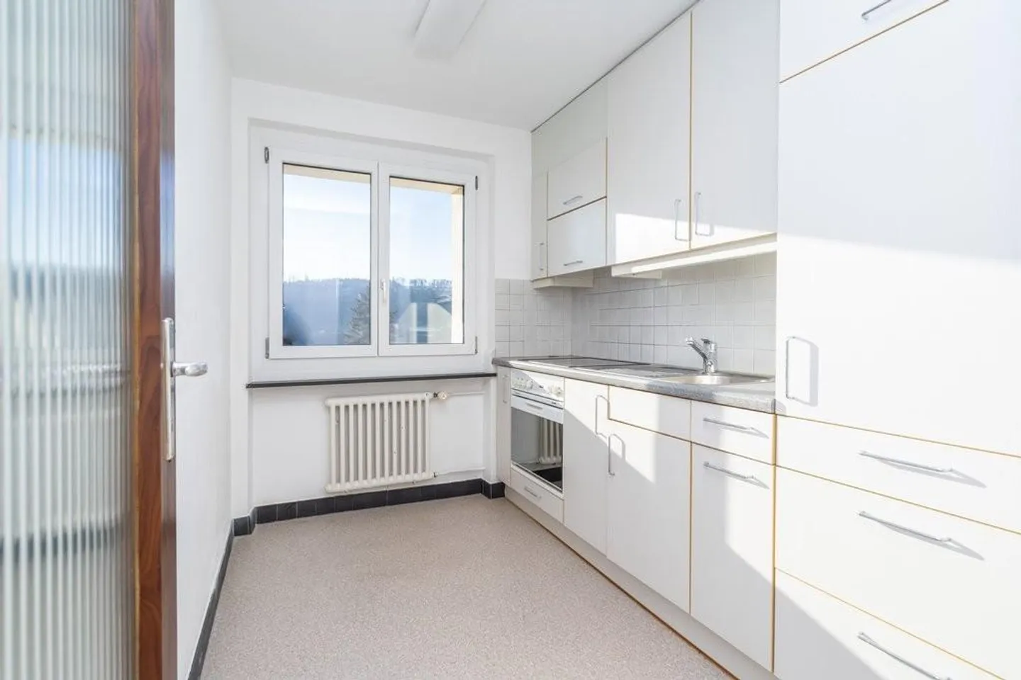 Bel appartement dans un emplacement ensoleillé et calme - Photo 2 sur 7