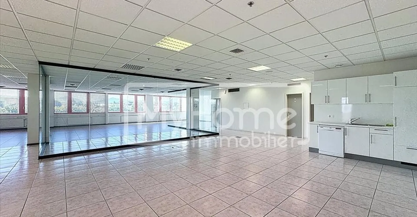 Edificio ad uso misto in affitto - Foto 2 di 13