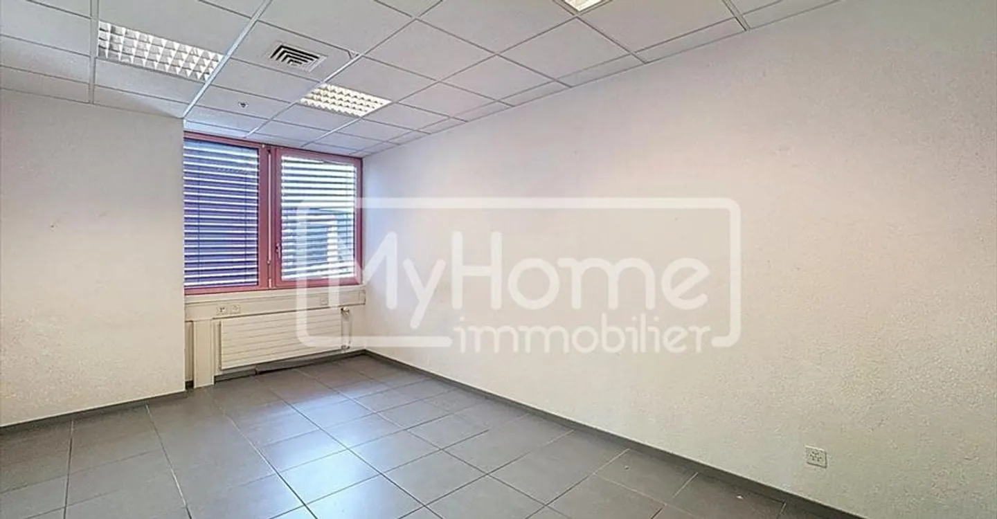 Edificio ad uso misto in affitto - Foto 3 di 13