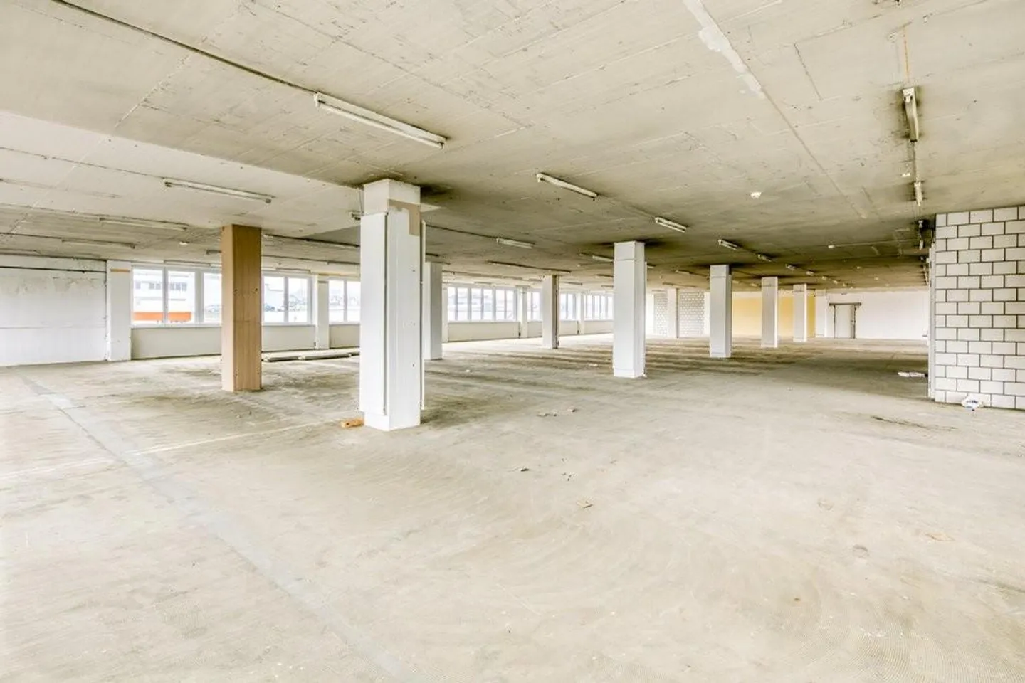 Partizionamento flessibile - Infrastruttura commerciale recentemente ristrutturata - Foto 4 di 8