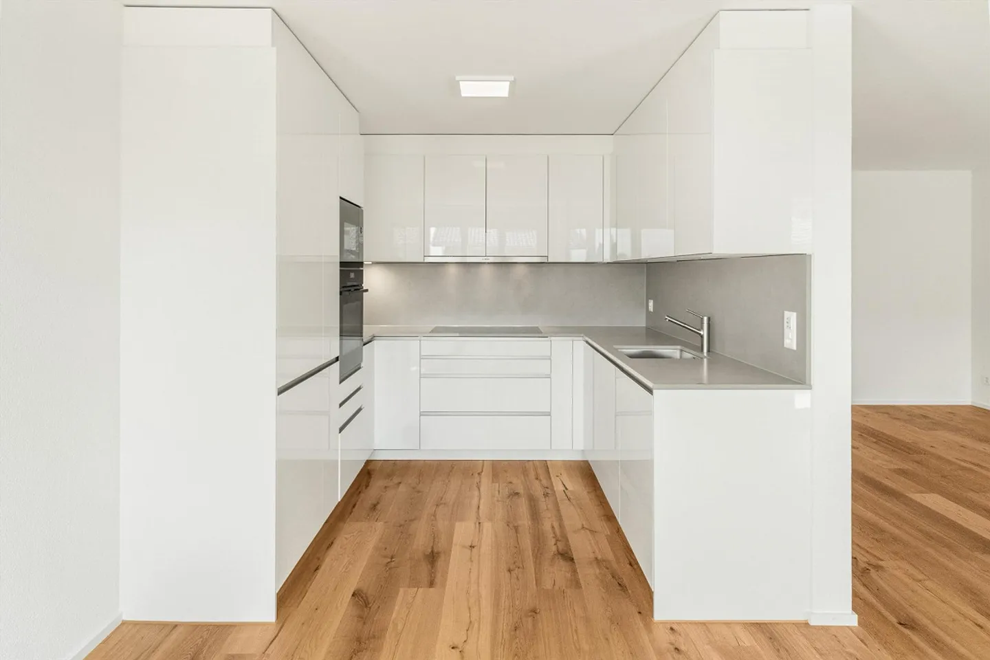 Erstbezug nach Renovation: Modern wohnen mit grossem Balkon - Foto 4 von 15