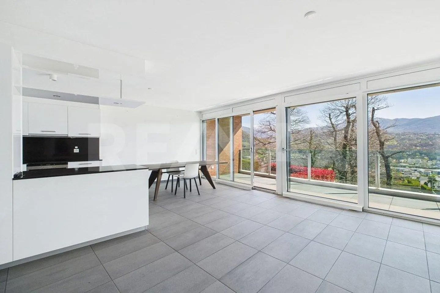 Elegante und helle 3½ Zimmerwohnung in Gravesano mit Panoramablick - Foto 3 von 13