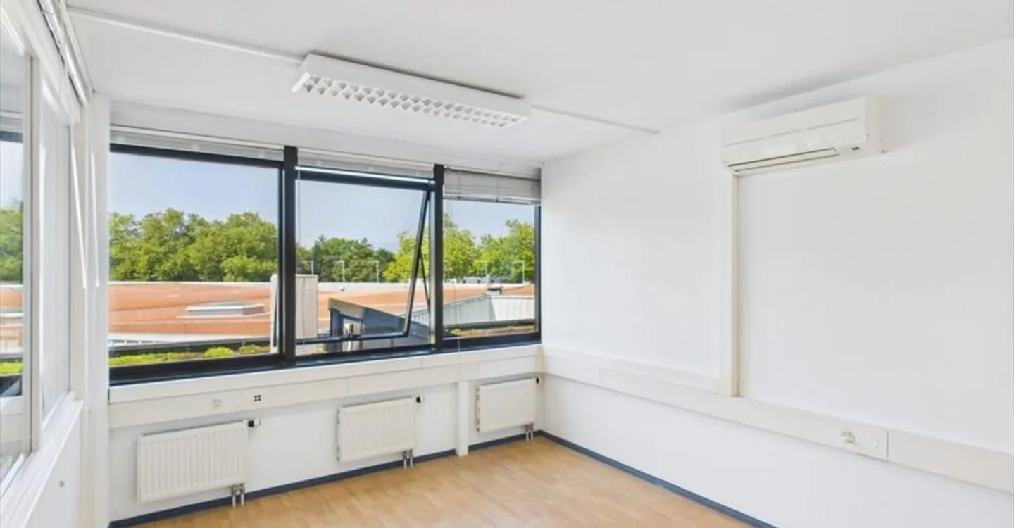 Office space for rent - Photo 3 of 7