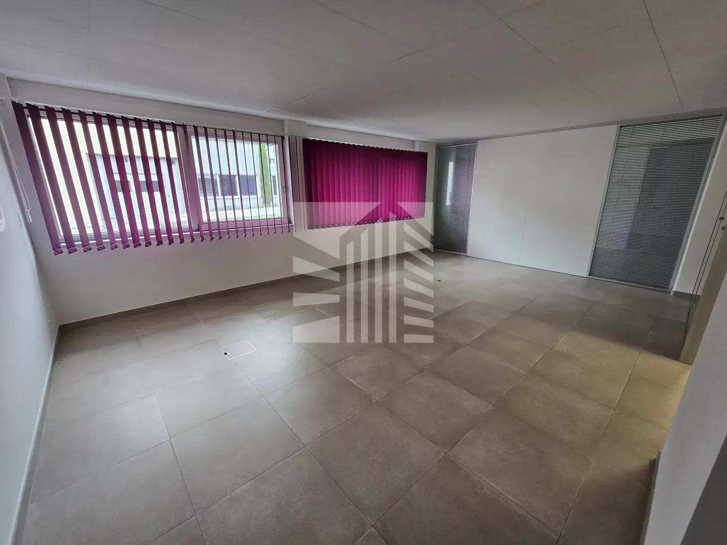 Superbo ufficio o studio ben attrezzato - Foto 2 di 9