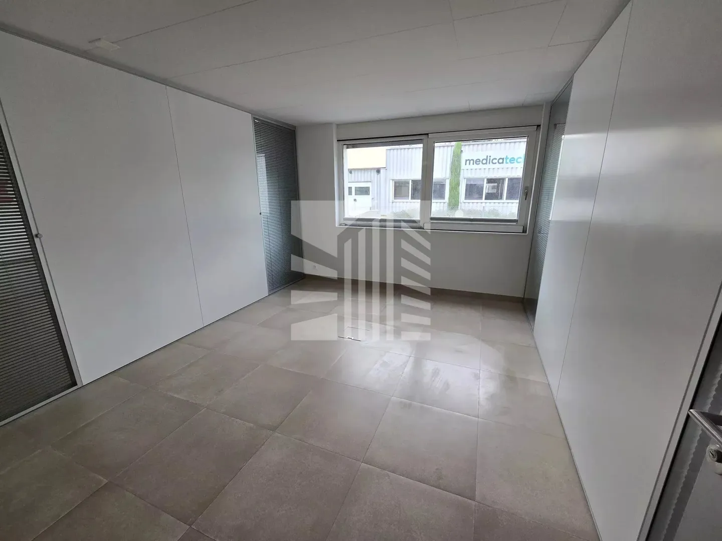 Superbo ufficio o studio ben attrezzato - Foto 3 di 9