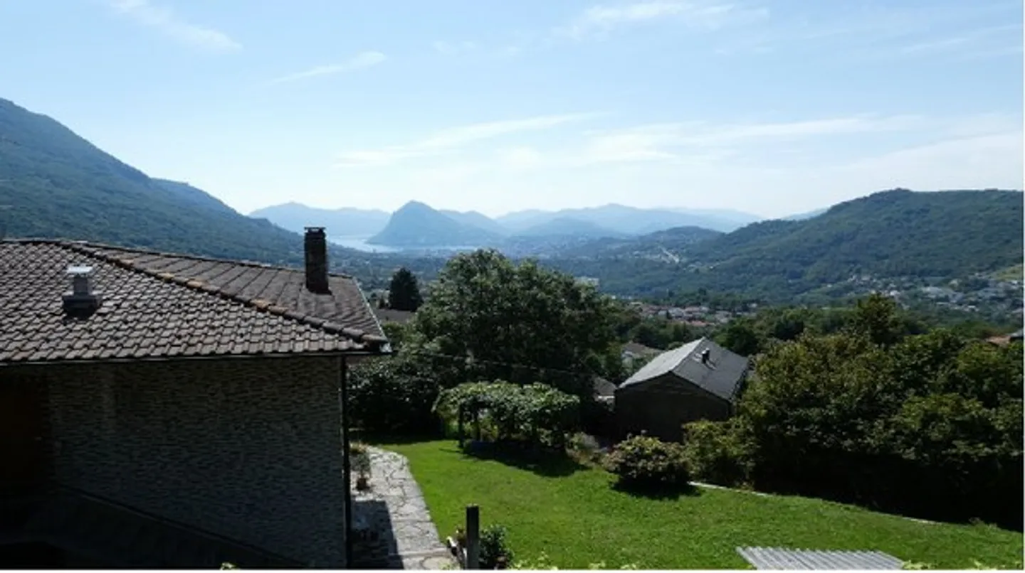 Vendiamo un terreno edificabile con una casa bifamiliare a Sonvico - Foto 1 di 9