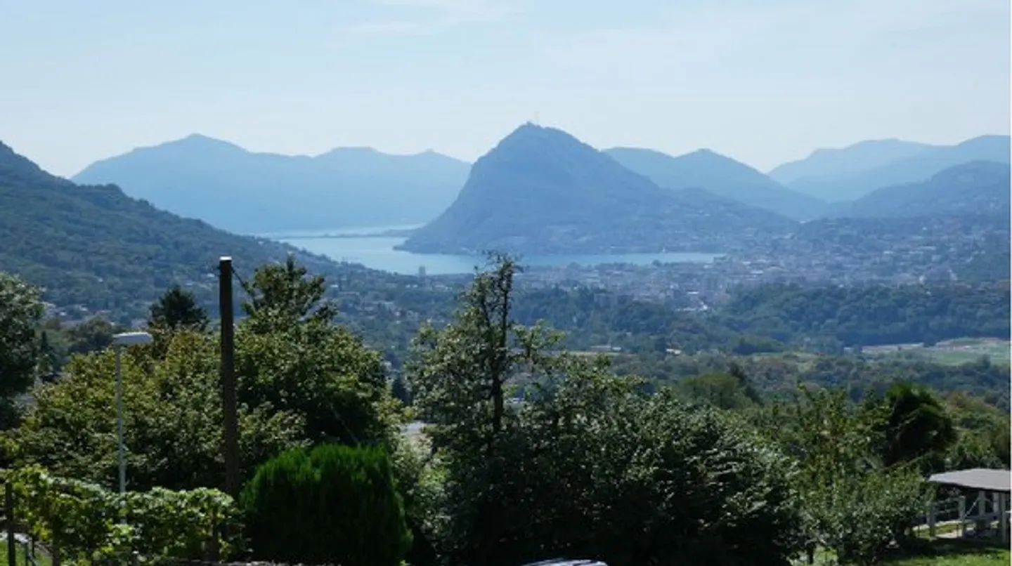 Vendiamo un terreno edificabile con una casa bifamiliare a Sonvico - Foto 2 di 9