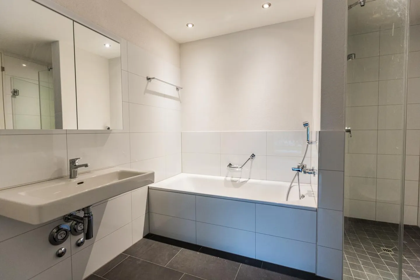 Moderno appartamento di 2,5 stanze in una posizione tranquilla - Foto 8 di 13