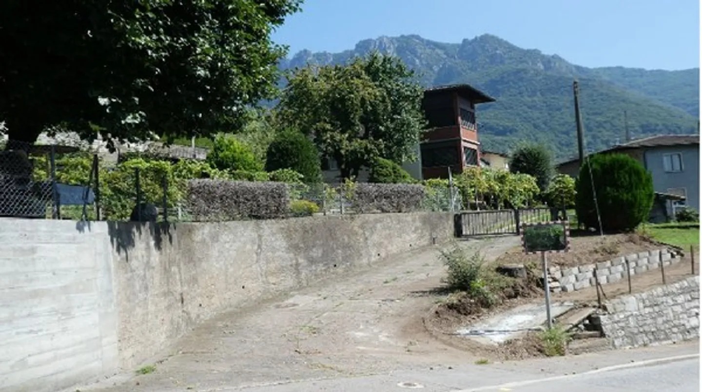 Vendiamo un terreno edificabile con una casa bifamiliare a Sonvico - Foto 4 di 9