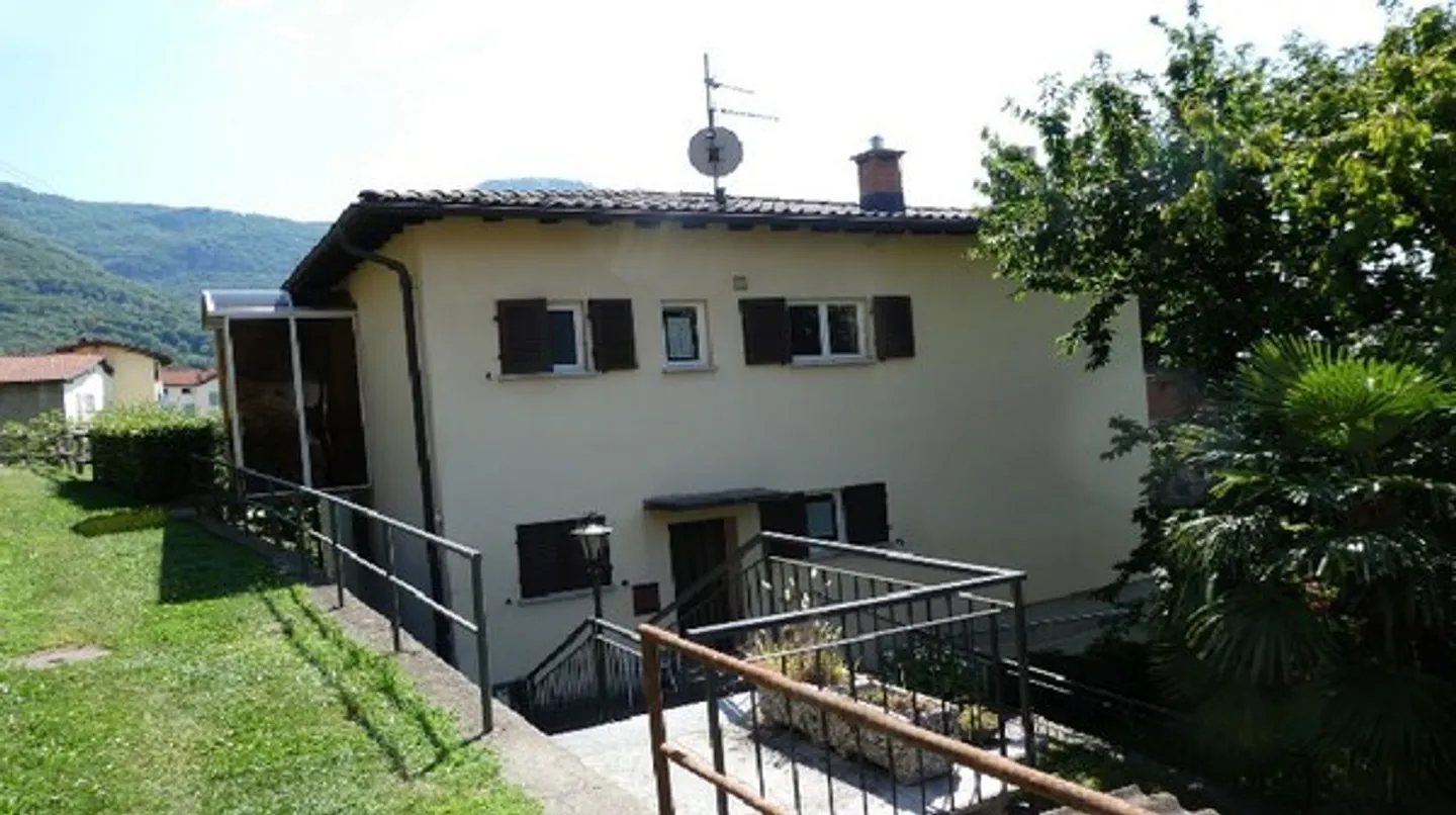 Vendiamo un terreno edificabile con una casa bifamiliare a Sonvico - Foto 6 di 9