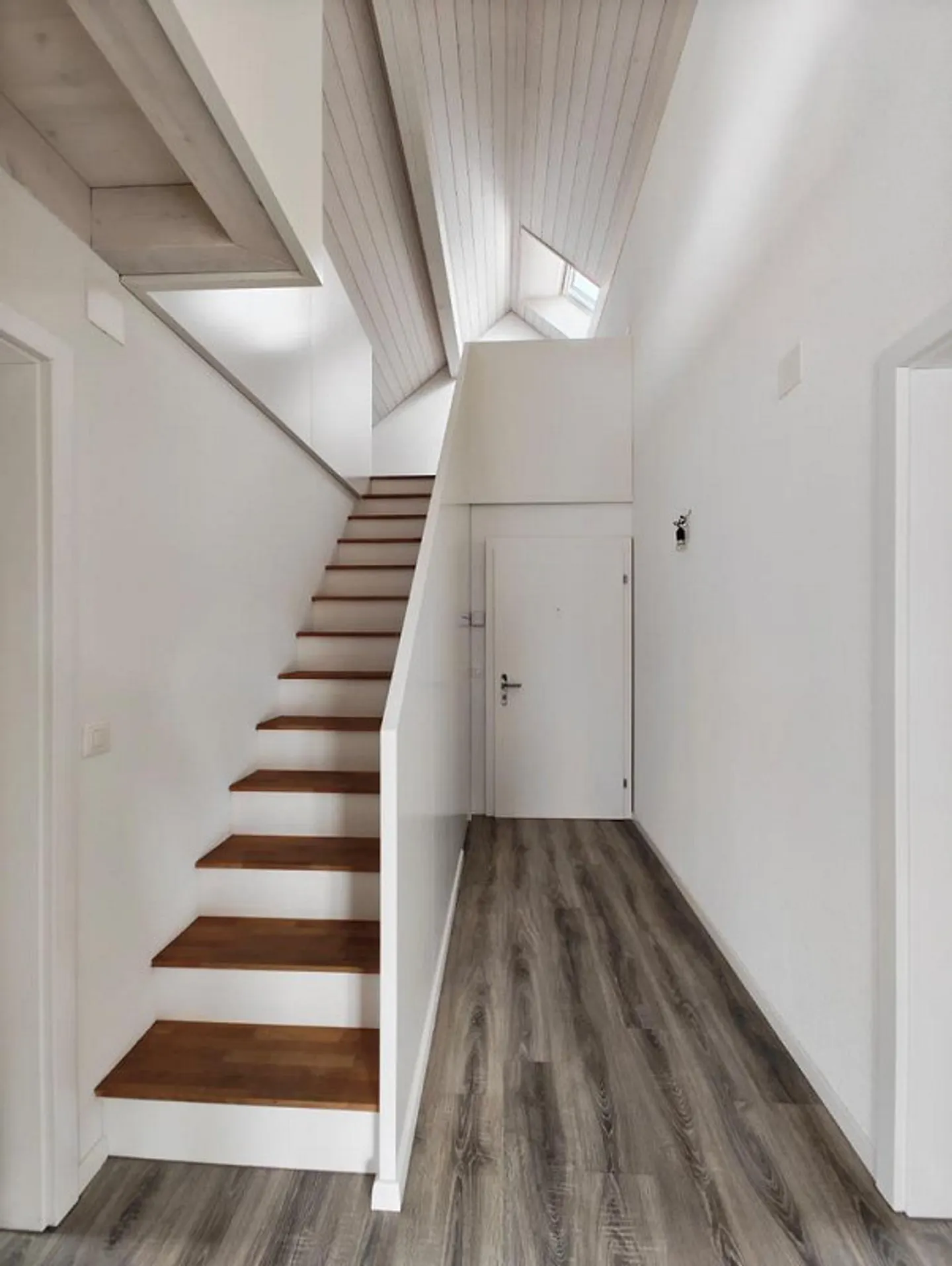 Appartement duplex moderne de 3,5 pièces au 3ème étage / Promotion de loyer - Photo 8 sur 10