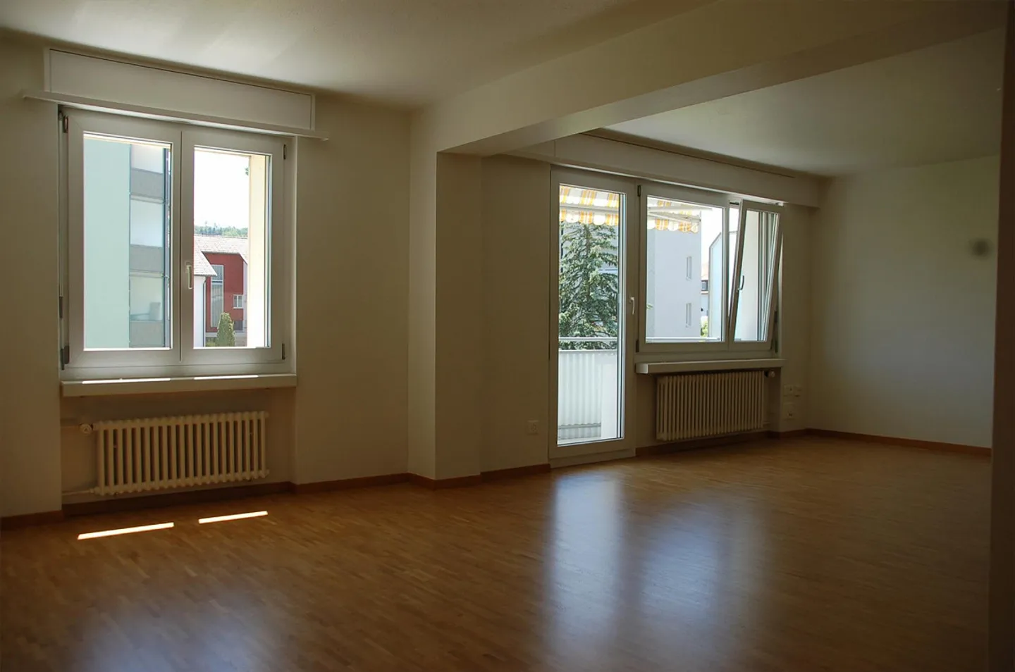 Appartement spacieux de 3,5 pièces avec un grand salon - Photo 2 sur 6