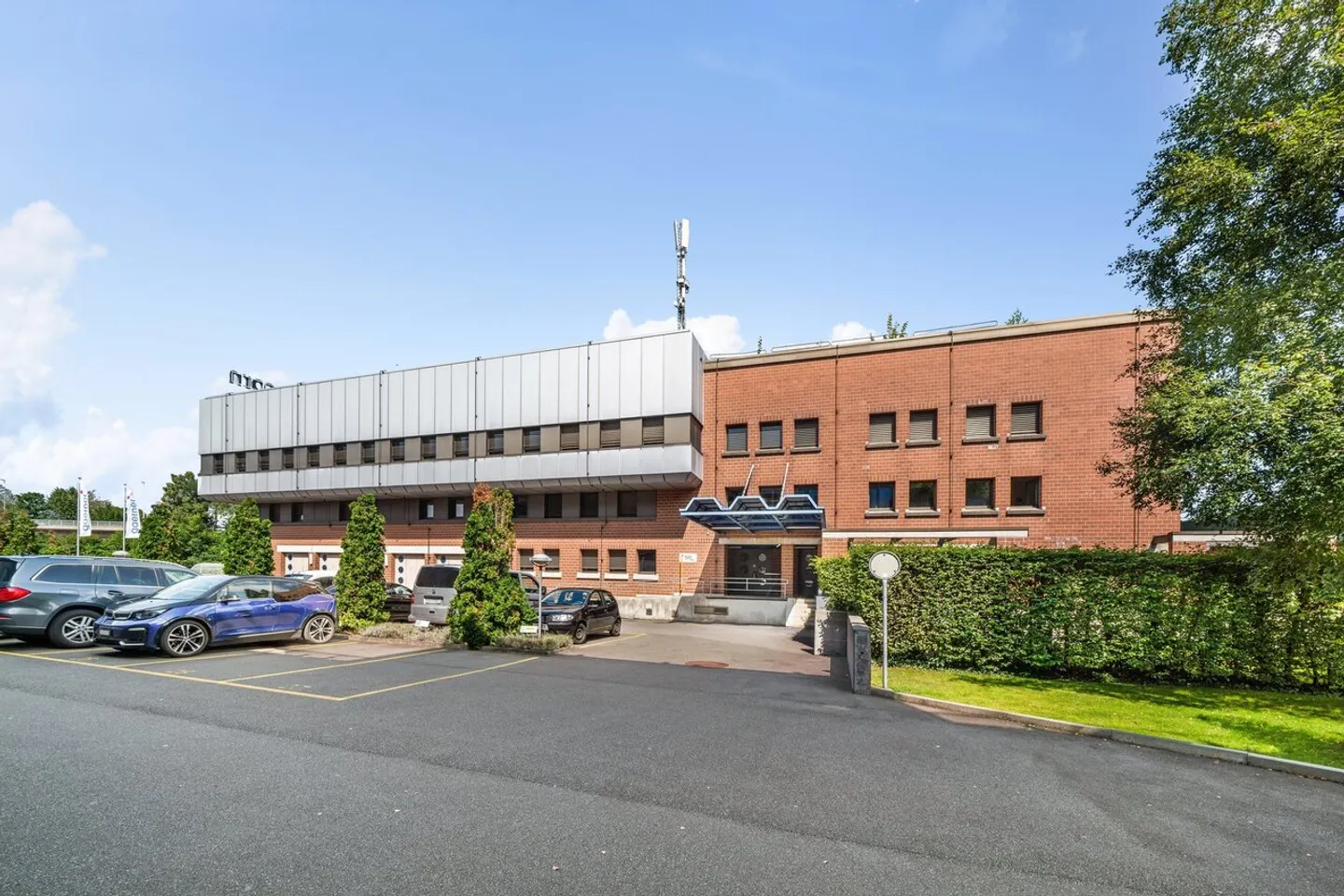 Attractive Office in a Central Location in Steinhausen - Photo 1 of 3