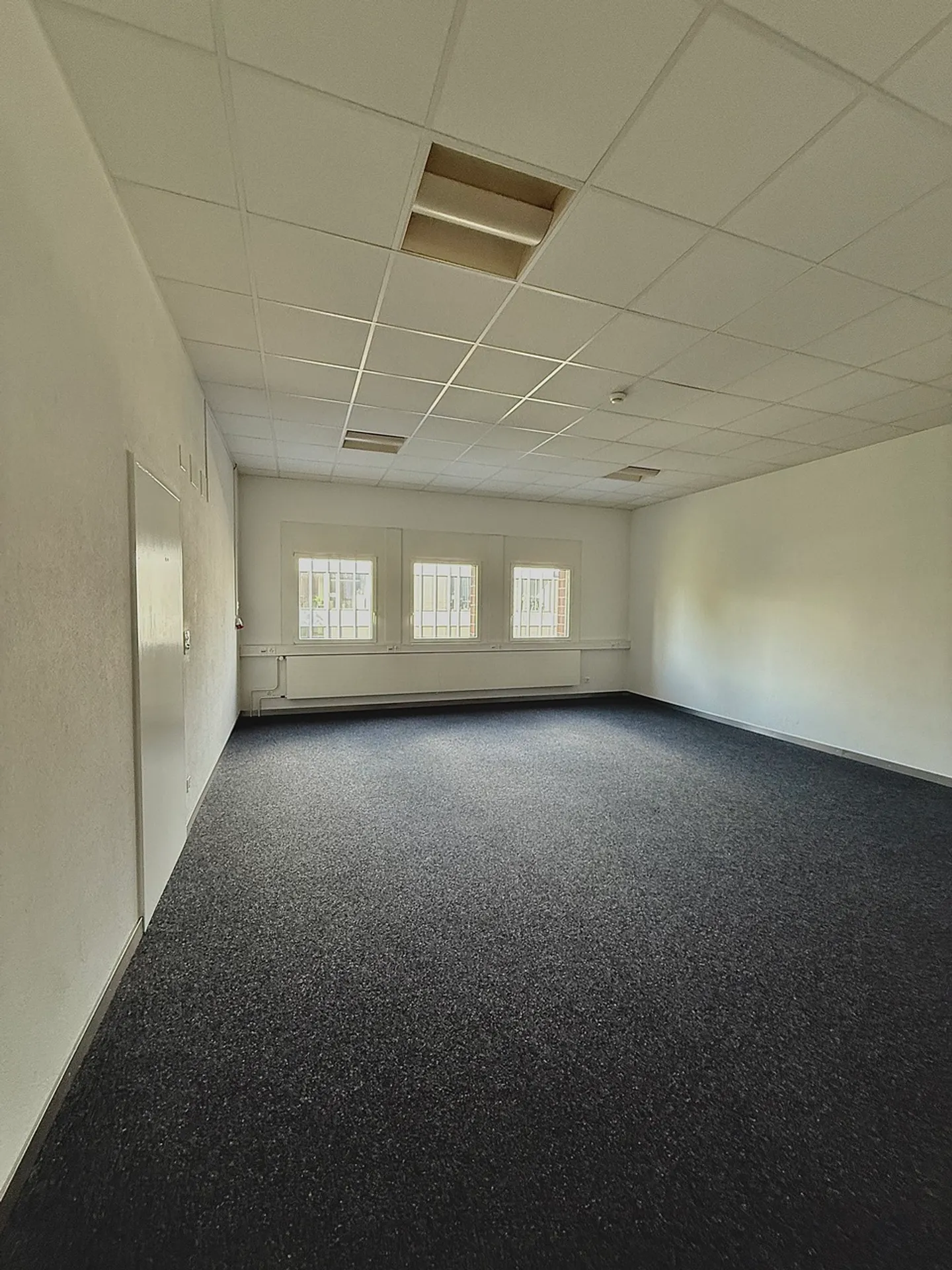 Attractive Office in a Central Location in Steinhausen - Photo 2 of 3