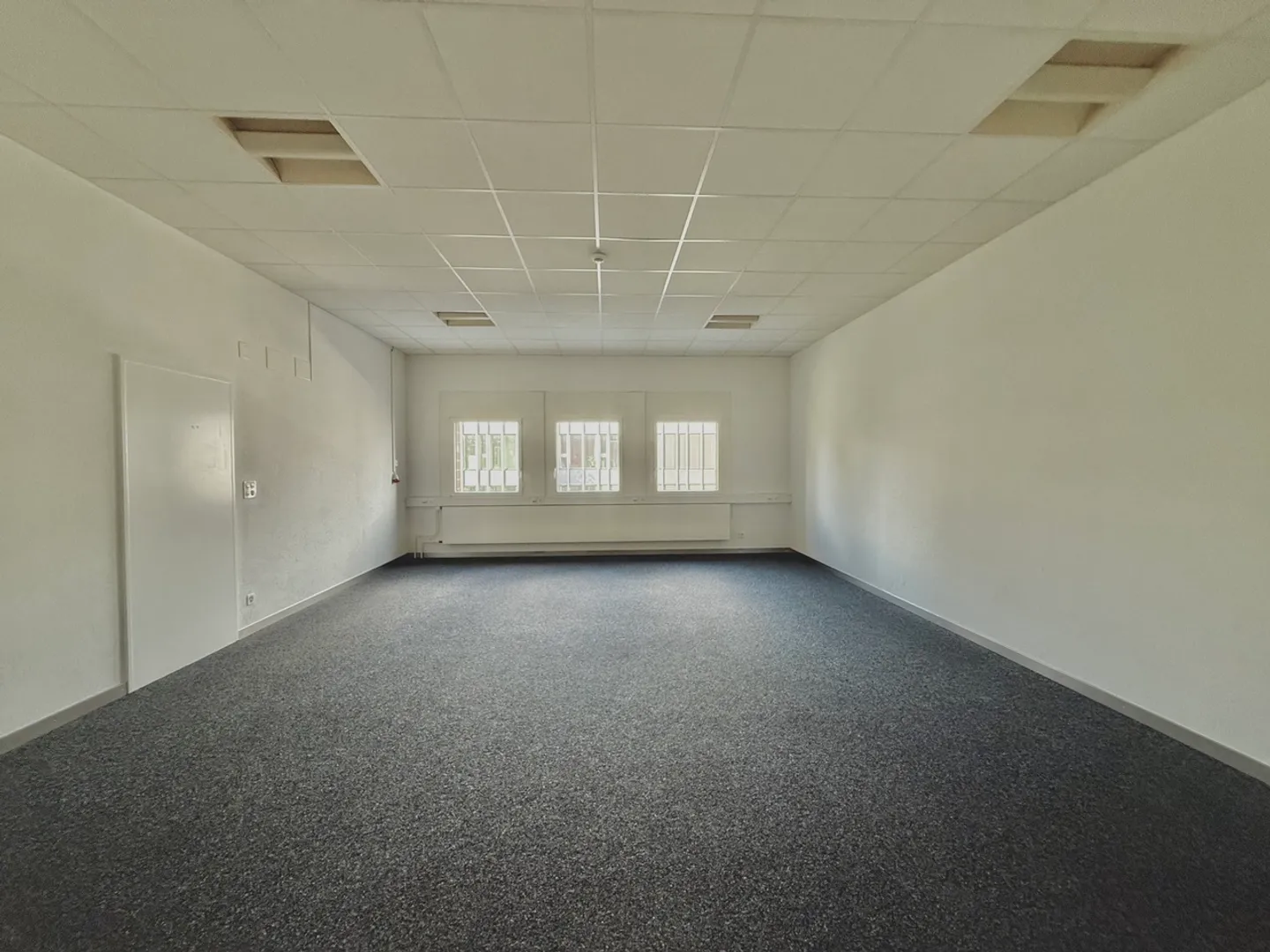 Attractive Office in a Central Location in Steinhausen - Photo 3 of 3