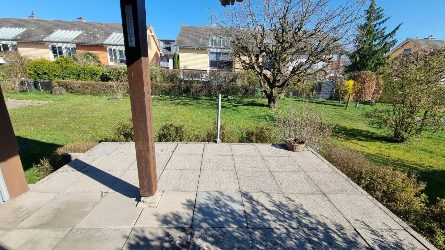 Family Oasis with Large Garden - Photo 4 of 11