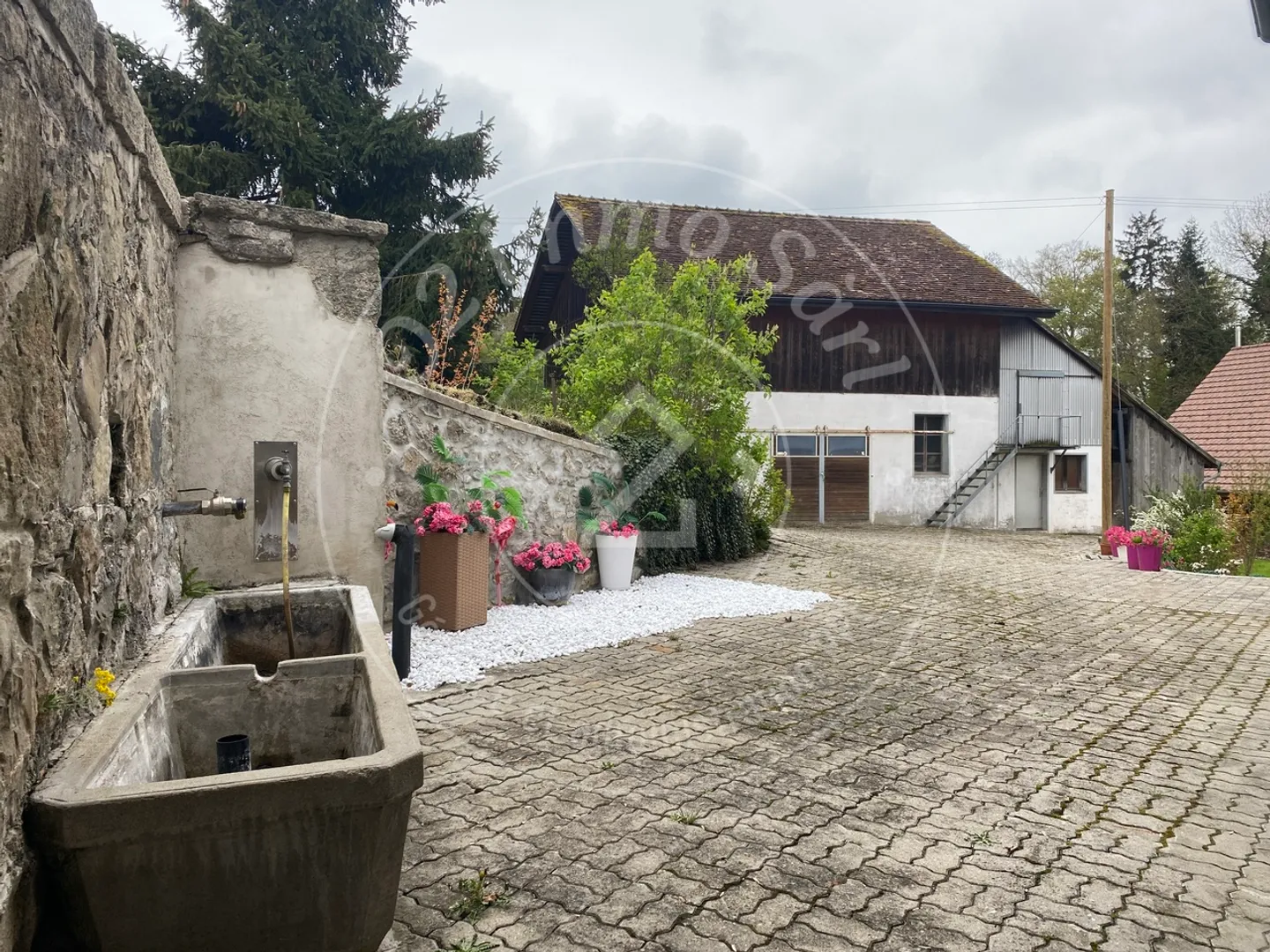 Renovated farmhouse with barn and workshop - Photo 4 of 13