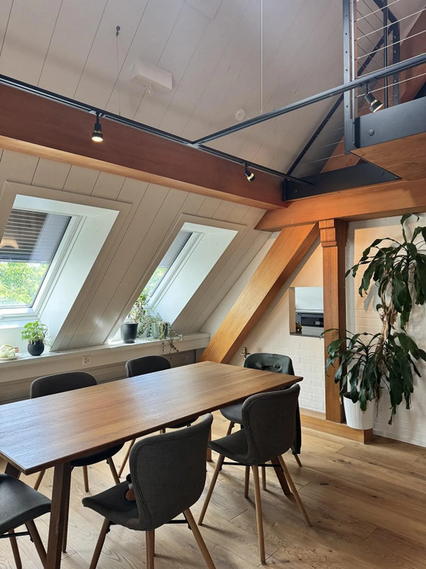 Vie de type loft au-dessus des toits de la ville - Photo 3 sur 13