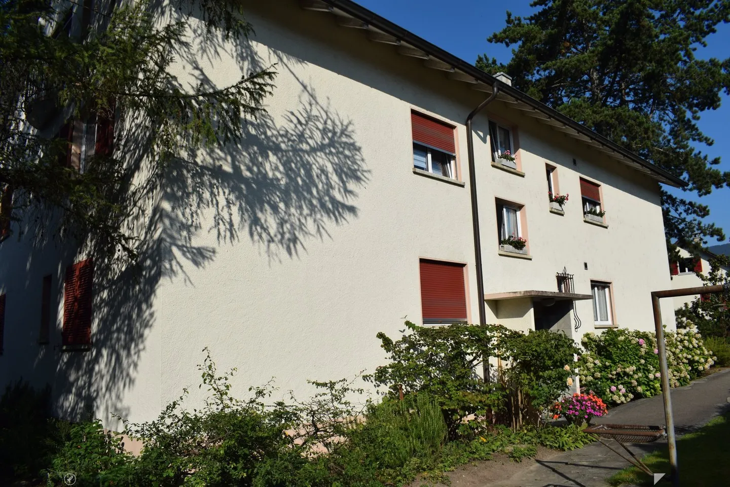 Modern 3-room apartment with balcony in Biel - Photo 2 of 9