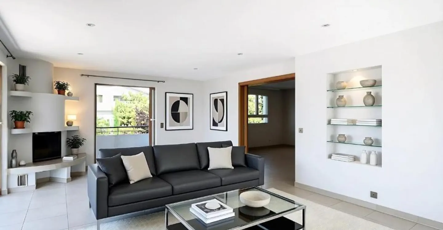 Duplex penthouse with 6.5 rooms and lake view in St-Sulpice - Photo 1 of 11