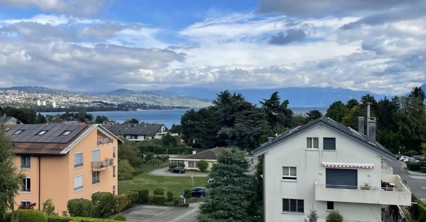 Duplex penthouse with 6.5 rooms and lake view in St-Sulpice - Photo 3 of 11