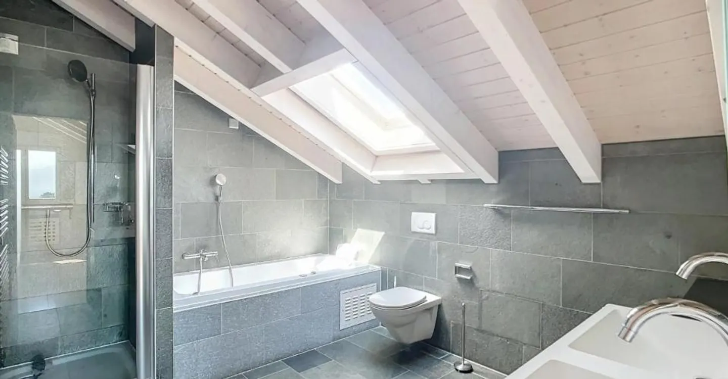Duplex penthouse with 6.5 rooms and lake view in St-Sulpice - Photo 6 of 11