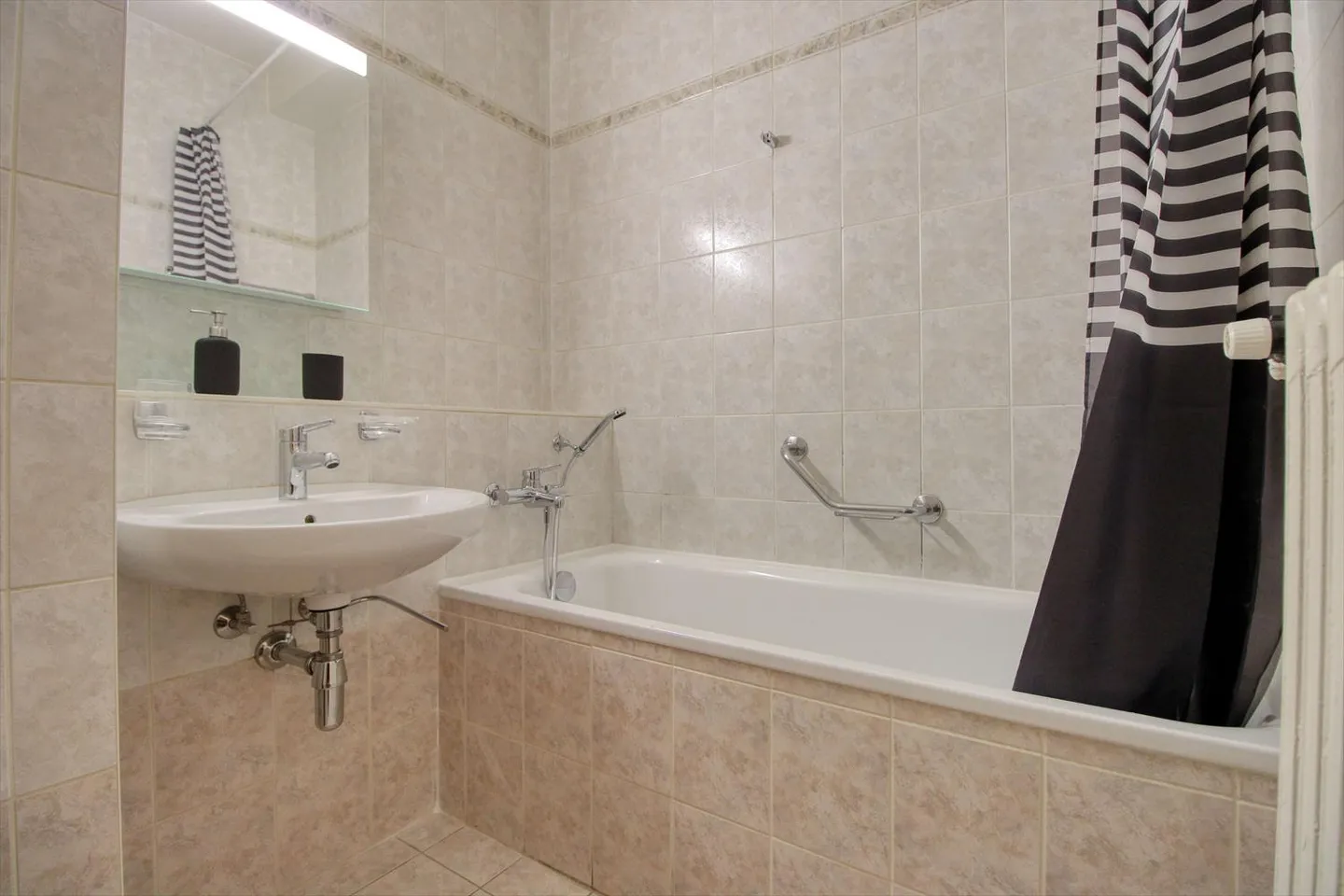 Magnificent furnished apartment in shared accommodation, city center of Geneva - Photo 12 of 16