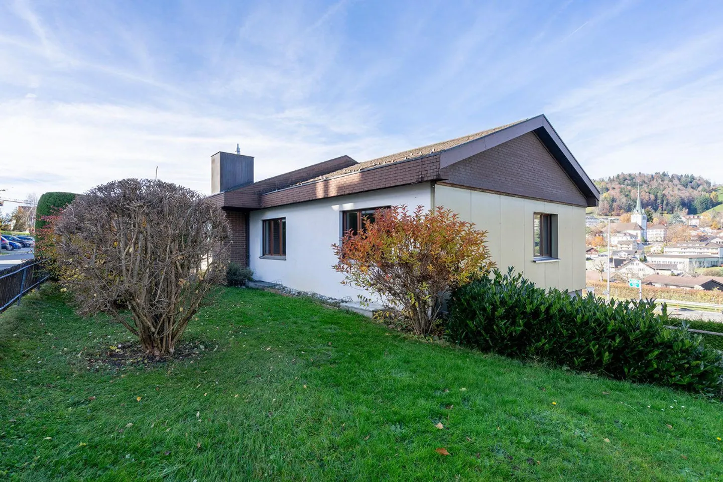 Terreno commerciale in posizione visibile con casa unifamiliare - Foto 4 di 11