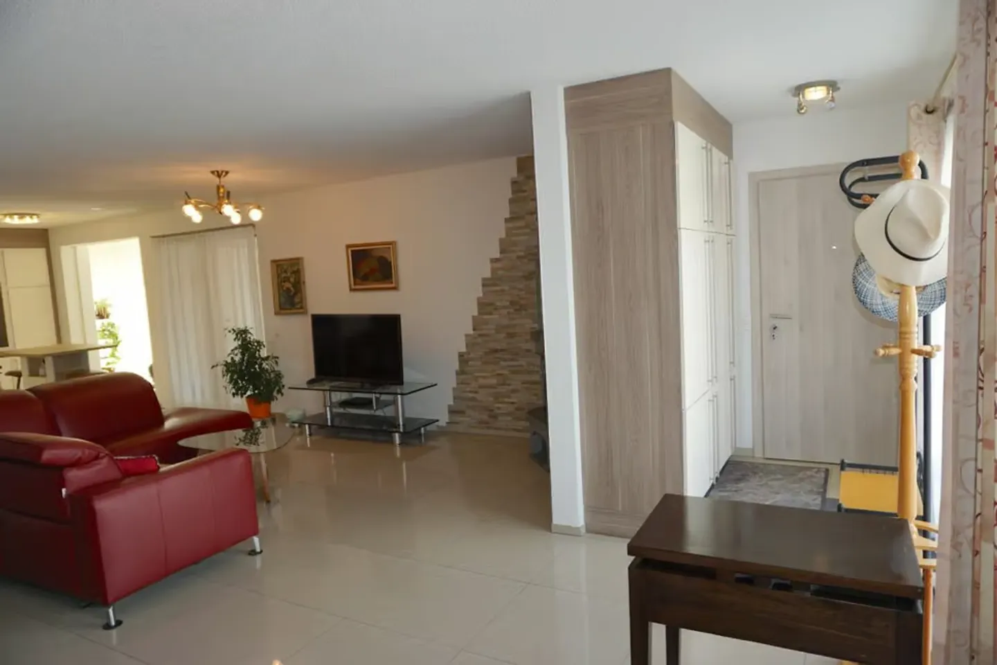 ARI-262 - Magnifique rez-de-jardin de 5,5 pièces dans une maison de standing à 2 - Foto 3 von 13