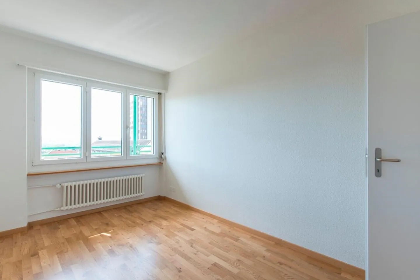 Appartement en attique au 10ème étage - vivre haut sans dépôt. - Photo 3 sur 6