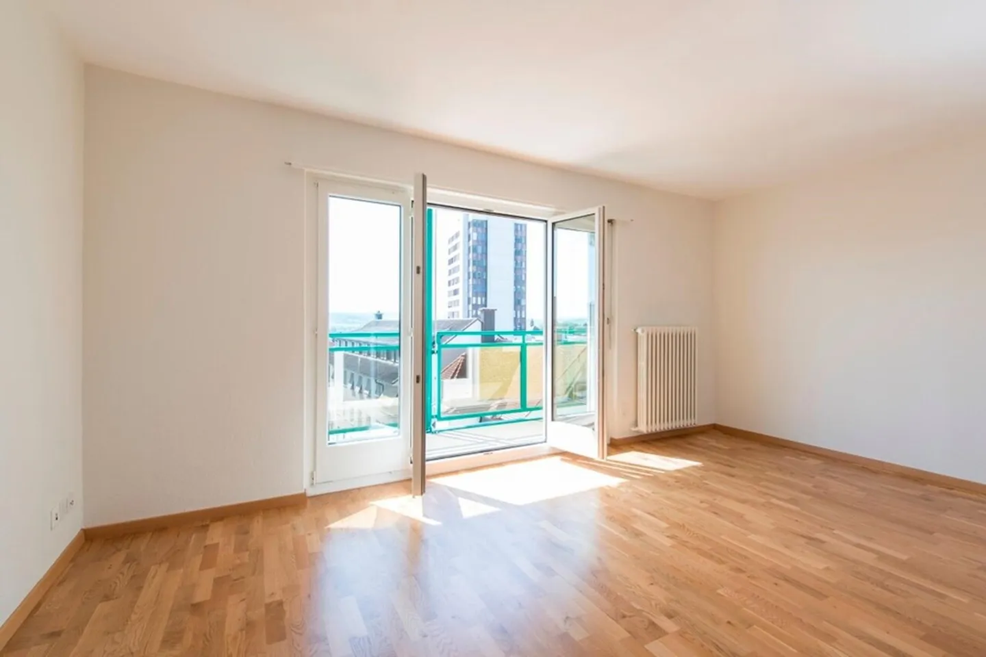 Appartement en attique au 10ème étage - vivre haut sans dépôt. - Photo 2 sur 6