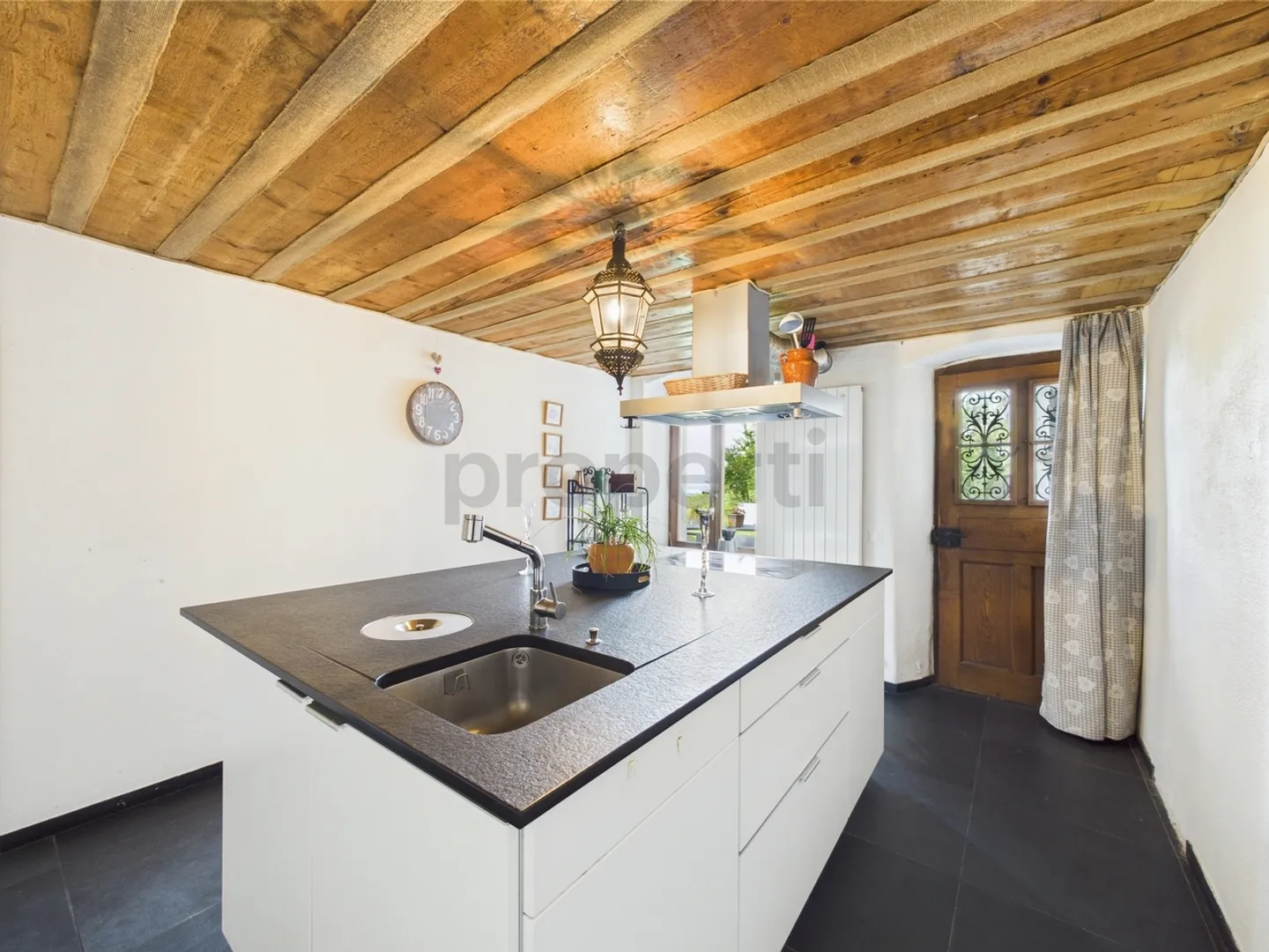 Unique opportunity in Correvon, VD canton: Charming farmhouse dating from 1820 with 8.5 rooms - Photo 4 of 13