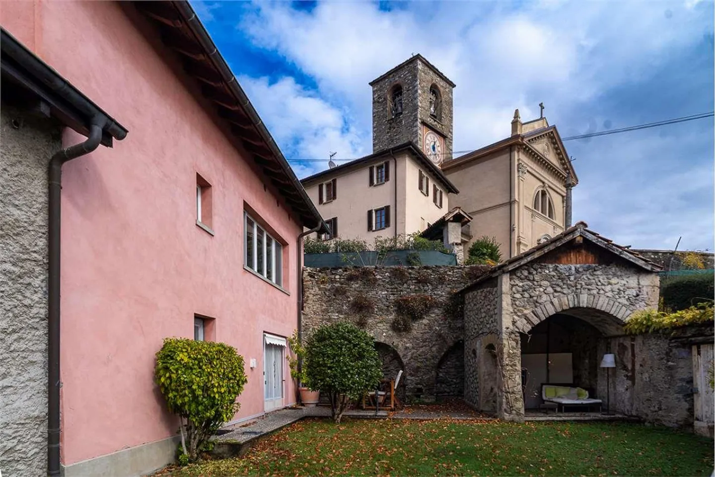 Propriété multifamiliale avec des espaces polyvalents à Breno - Photo 1 sur 13