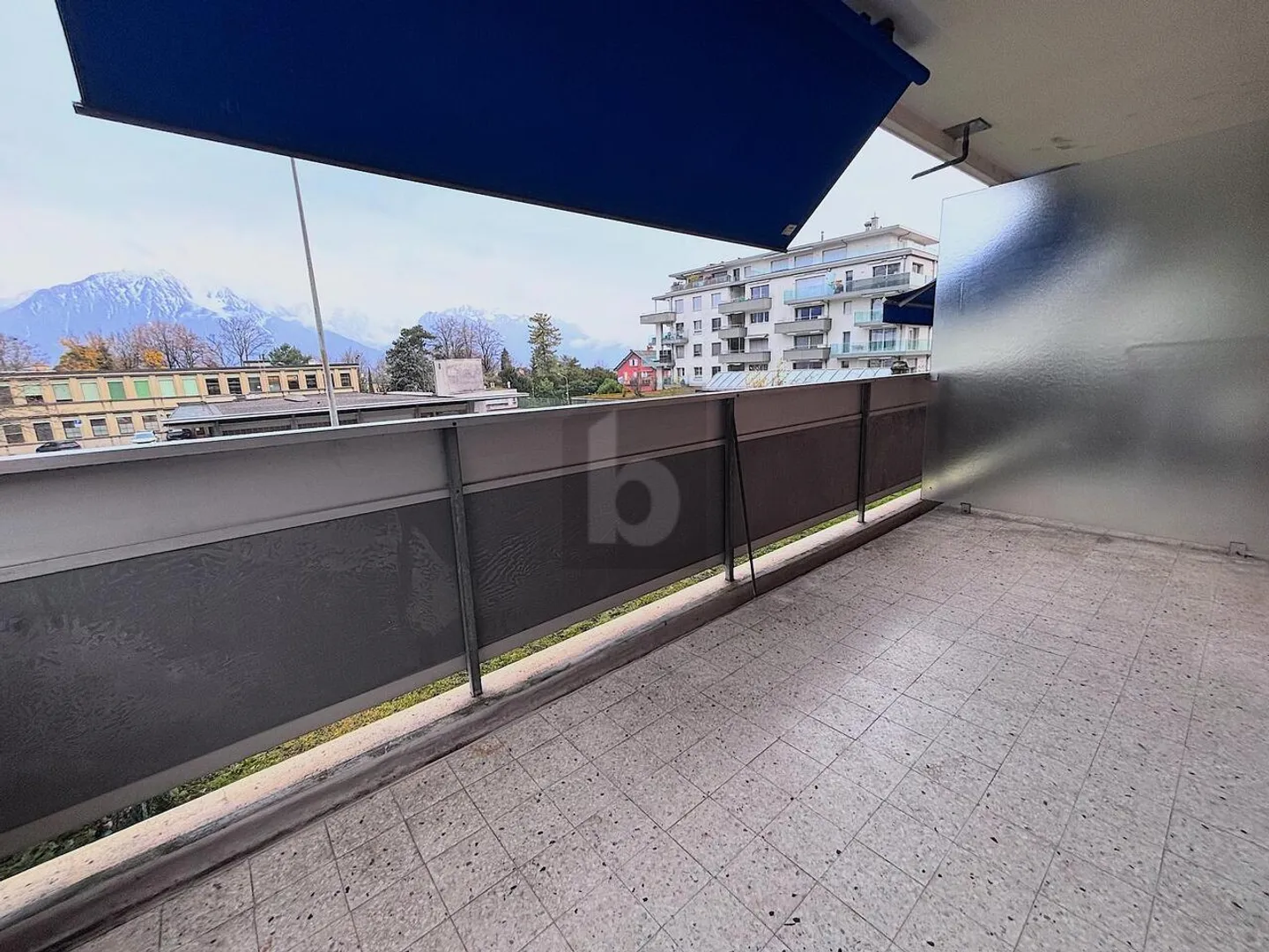 PROCHE DU LAC ET VUE SPLENDIDE SUR LES ALPES - Photo 1 sur 6