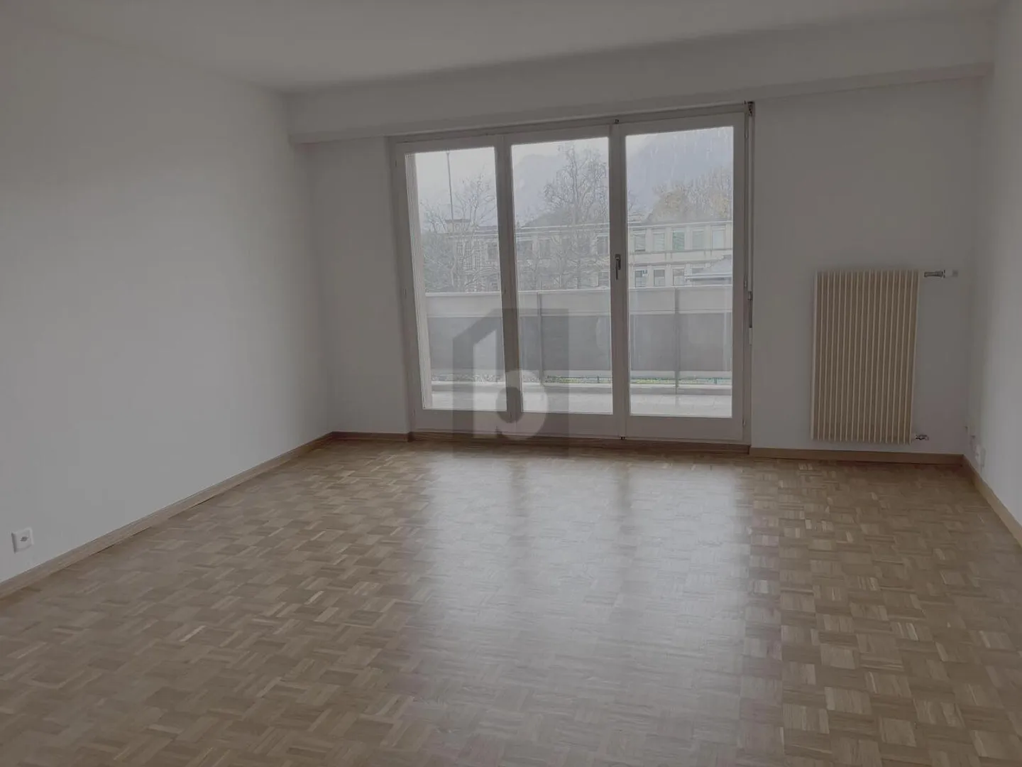 PROCHE DU LAC ET VUE SPLENDIDE SUR LES ALPES - Photo 2 sur 6