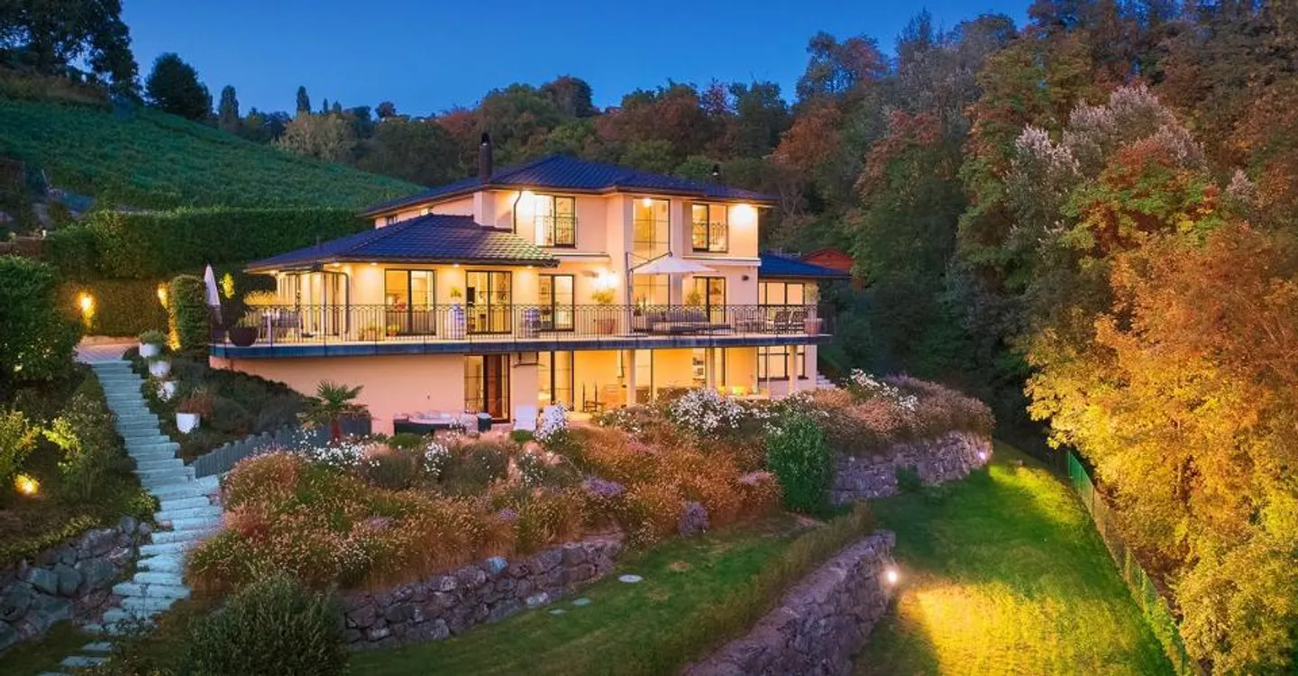 Exceptional villa with breathtaking views, between lake and nature - Photo 1 of 12