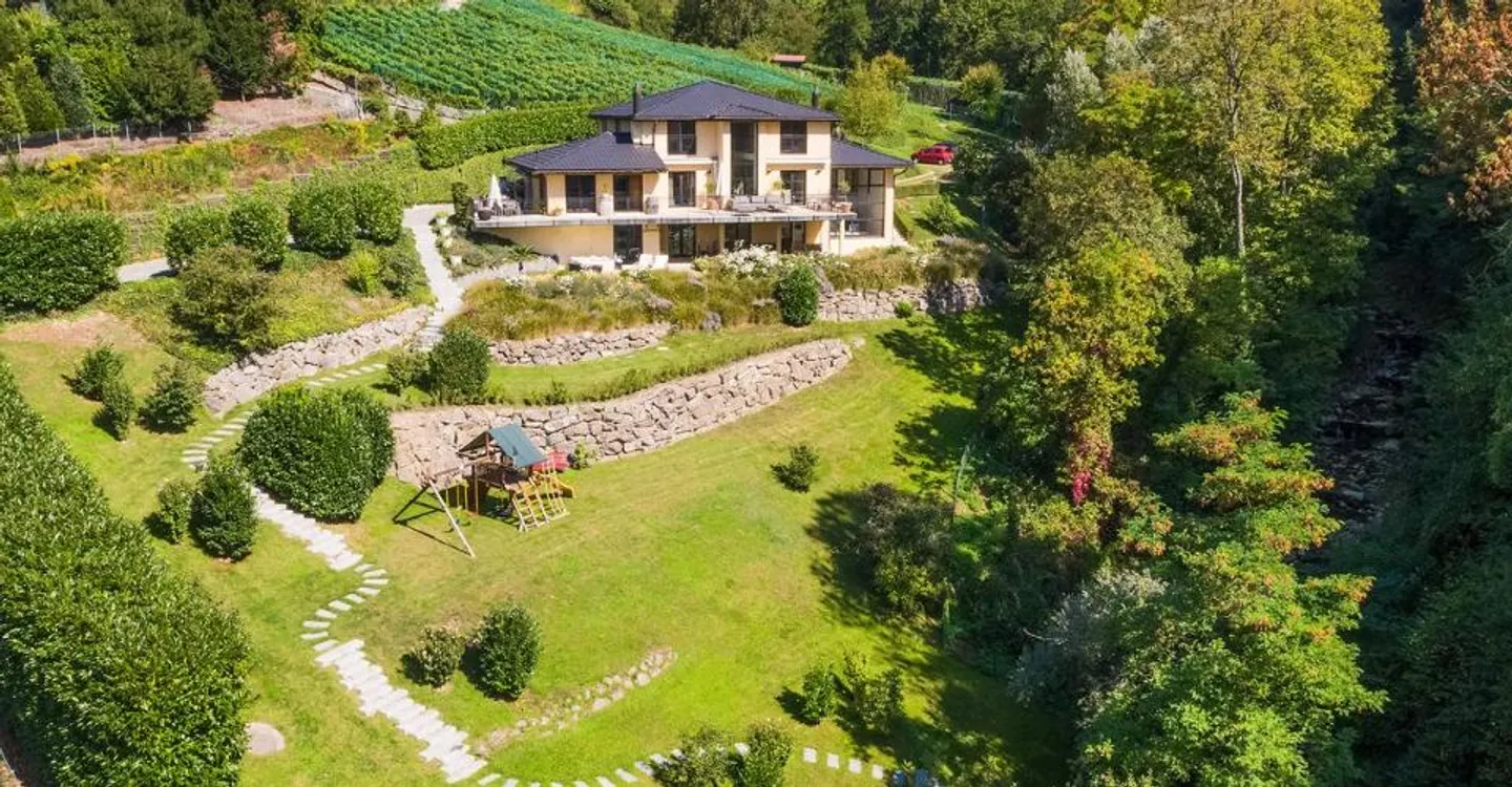 Exceptional villa with breathtaking views, between lake and nature - Photo 2 of 12