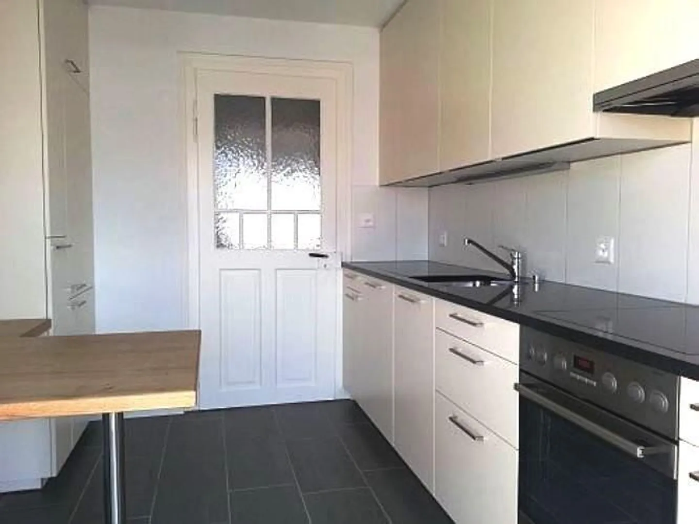 Old building apartment with modern elements on the mezzanine floor - Photo 2 of 8