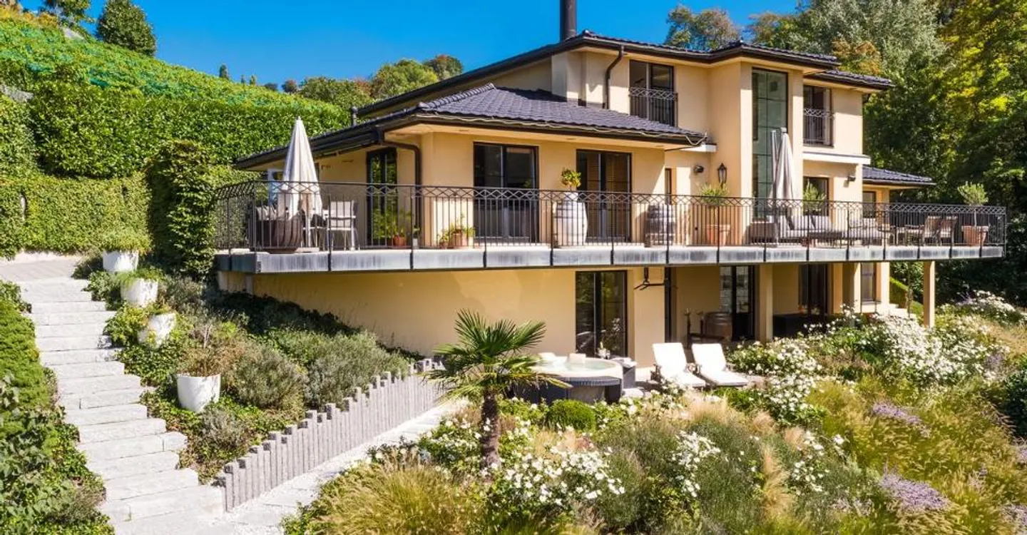 Exceptional villa with breathtaking views, between lake and nature - Photo 3 of 12