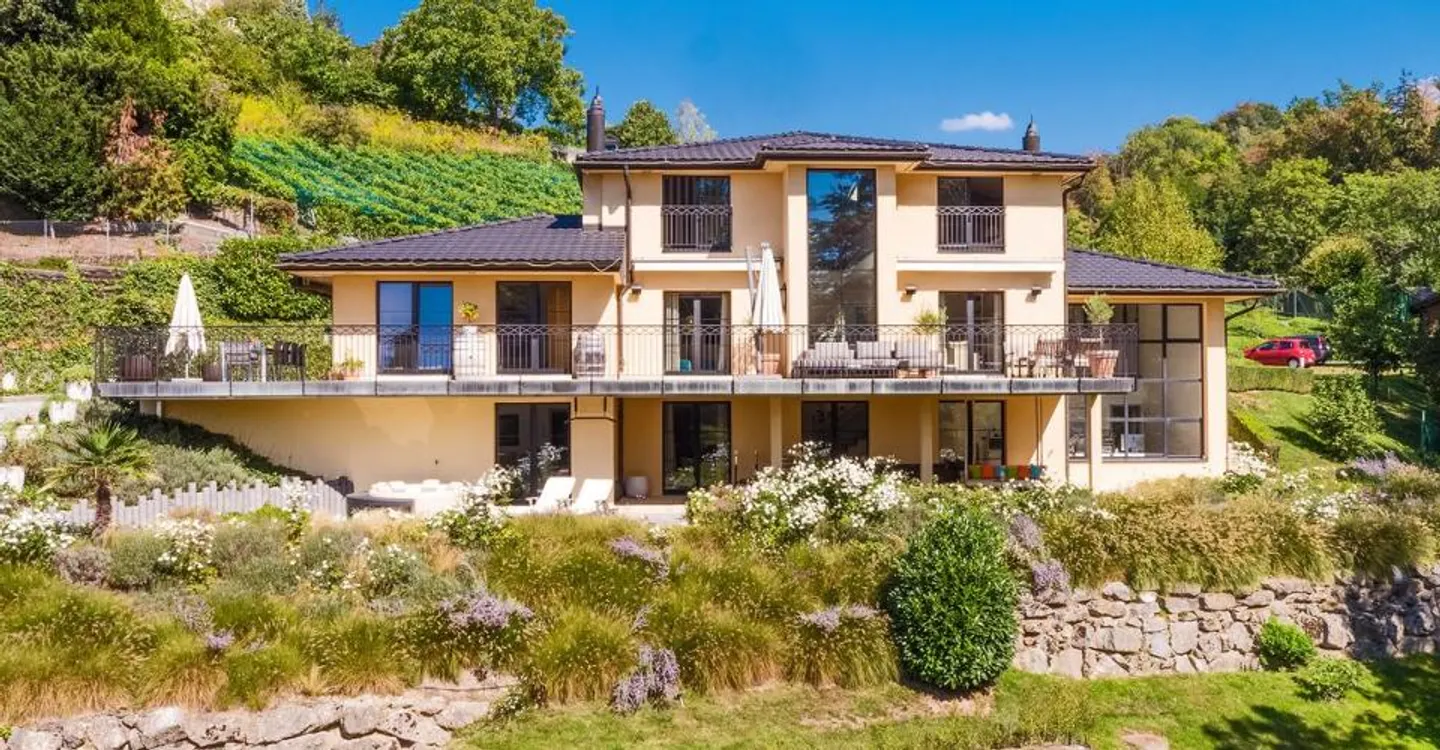 Exceptional villa with breathtaking views, between lake and nature - Photo 4 of 12