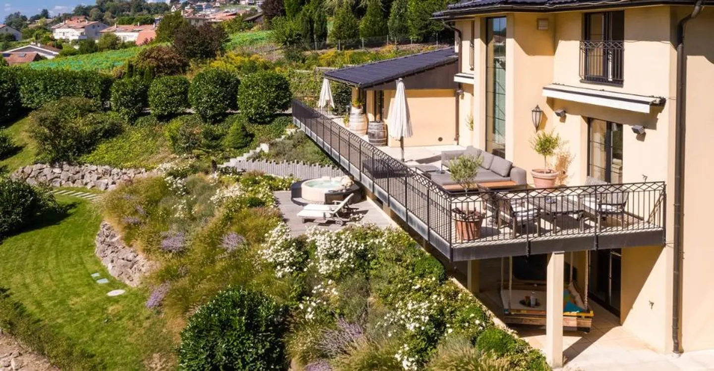 Exceptional villa with breathtaking views, between lake and nature - Photo 5 of 12