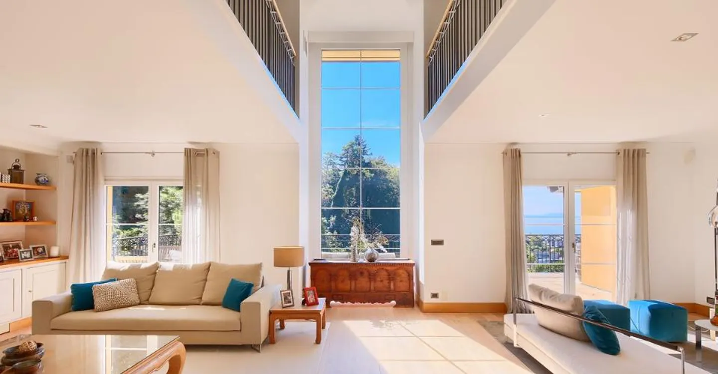 Exceptional villa with breathtaking views, between lake and nature - Photo 7 of 12